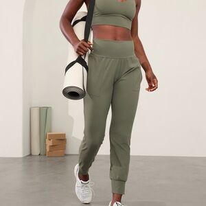 Athleta Saluation Jogger Size S/P Color Gray